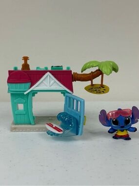 Disney Doorables Lilo & Stitch Stitch’s Surf Shop House Playset With Accessories